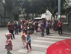 熊孩子街头顺走他人气球   又哭又闹：就不还