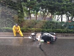 外卖小哥雨中滑倒餐盒倾洒一地   路人：请别责怪