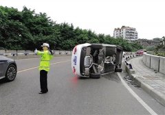 女司机弯腰捡手机 撞上路沿整个车侧翻