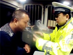 “野”代驾遇事跑路 饮酒车主自己上