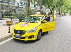 孕妇突然生产 “雷锋的士”出租车变产房