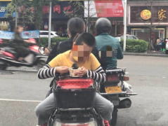 小孩反坐电瓶车上吃东西   网友：家长心真大