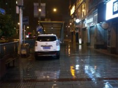 重庆现“最牛停车”  路人：怎么开上去的？