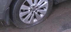 这个小区很奇怪 车主起床第一件事要看车胎被扎了没