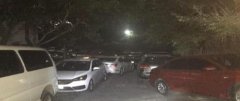 小区车辆乱扎堆 老人深夜就医靠人背
