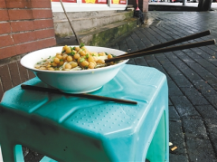 吃碗板凳面 店家咋给3根筷子？