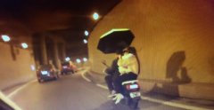 一家三口大雨天上演“电动车惊魂”