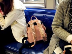 女子晚高峰用背包为同伴占座  乘客抱怨被怼：有病