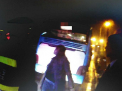 女子缠住公交司机不让开车  还说他醉驾