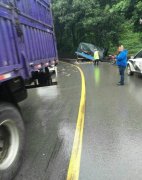 嫌弃前车太慢占道 小货车弯道超车撞上大货车