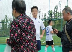足球意外飞出砸到人  被砸老太：赔我金耳环