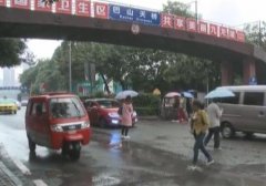 重庆一天桥封闭大半年 市民车流中横穿马路