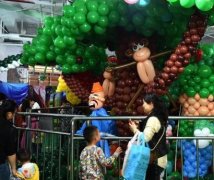 重庆一商圈用10万个气球打造主题乐园