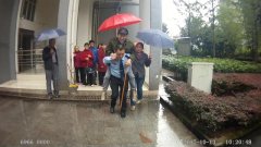 八旬患病老人迷路 民警冒雨背他回家