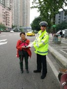 女子丢手机 90后辅警原地等待物归原主