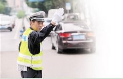 网友称这位老民警“很凶” 为何司机又为他点赞