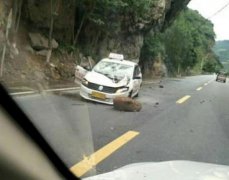 前方突然落石 教练一个动作保住全车5人性命