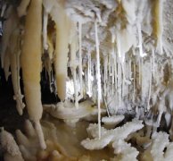 重庆酉阳一地下溶洞犹如冰雪世界