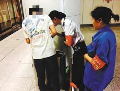 重庆小伙狂翻垃圾桶 原来手机随手扔进去了