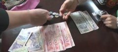 公交司机捡到装有外币的钱包 寻找失主一波三折