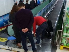 女子穿高跟鞋遇尴尬  鞋跟卡进超市电梯出不来