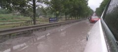 重庆一道路泥泞不堪 车速最低仍十分颠簸