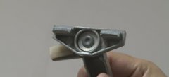 窗户把手从天而降 男子爱车被砸出大窟窿