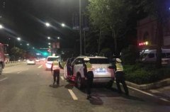 爱车路中抛锚，交巡警合力推车帮救援