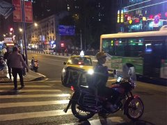 外卖小哥背着熟睡小孩送外卖 路人：十分揪心