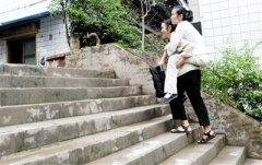瘫痪女子做“绣娘” 一幅作品卖2万多