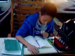 男孩自建活动作业台 路边趁着灯光写作业