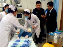 暖心！小女孩高烧昏迷 民警紧急送医