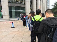 重庆白领排百余米长队等电梯上班   网友：治迟到绝招
