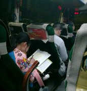小女孩大巴车内写作业 同车乘客：真拼