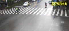 “熊孩子”埋头过马路 交警一路暖心护送