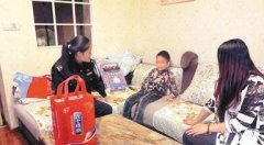 8岁男孩有位女警“临时妈妈”