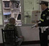 老人站窗口旁“打招呼”竟是求救 幸好遇上好邻居