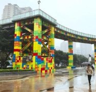 重庆现＂积木天桥＂ 颜色鲜艳十分打眼