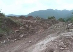 渣土车悄悄倾倒后逃跑 道路农田被侵占