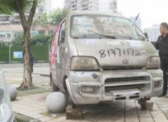 僵尸车戴着“假肢” 霸占人行道