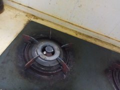 小伙退租房 房东很意外：灶台全发霉了