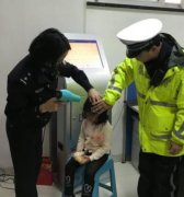 5岁女童一路追车找爸爸 雨中街头徘徊