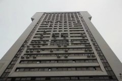 重庆一大厦外挂多台空调   路人：好似攀岩墙
