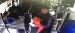 4岁男童公交上发急病 大家伸出援手和死神抢时间
