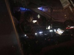 司机车停路中央  车内淡定玩游戏