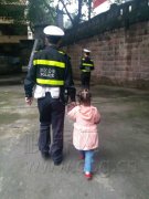 厉害 小女孩独自到幼儿园“上学”