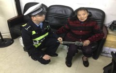 74岁老人雨中迷路  民警及时联系到其家人