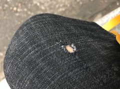 女子新买的牛仔裤破了个洞   店家：这是流行款