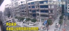 惊险！八旬老太爬上阳台被困防盗网