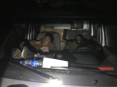 货车故障停高速  司机倒头大睡太危险